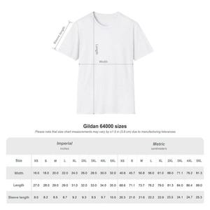 Puede incluir: Una camiseta blanca con una tabla de tallas titulada Gildan 64000 sizes. La tabla muestra medidas de ancho, largo y largo de manga en cent&iacute;metros para las tallas XS a 5XL, con una tolerancia de fabricaci&oacute;n de m&aacute;s o menos 3,8 cm.