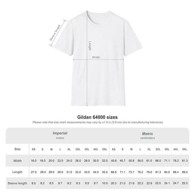 Puede incluir: Una camiseta blanca con una tabla de tallas titulada Gildan 64000 sizes. La tabla muestra medidas de ancho, largo y largo de manga en cent&iacute;metros para las tallas XS a 5XL, con una tolerancia de fabricaci&oacute;n de m&aacute;s o menos 3,8 cm.