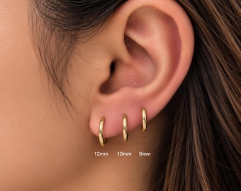 Boucles d'oreilles créoles Huggie en acier inoxydable plaqué or 18 carats | Étanche | Hypoallergénique | Vendues à l'unité ou par paire | Épaisseur : 2 mm