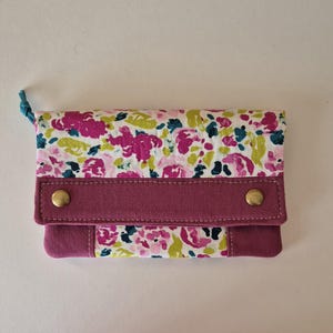 Portemonnaie in einem lila, grün und rosa Stoff aus 100% Baumwolle