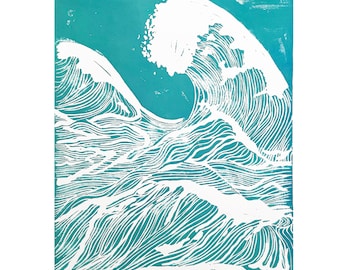 Può includere: Una stampa linoleografica turchese e bianca raffigurante onde oceaniche. L'opera presenta una rappresentazione stilizzata delle onde con creste bianche e un'intricata linea di lavoro, creando un senso di movimento e profondità. Lo sfondo è di colore turchese pieno.