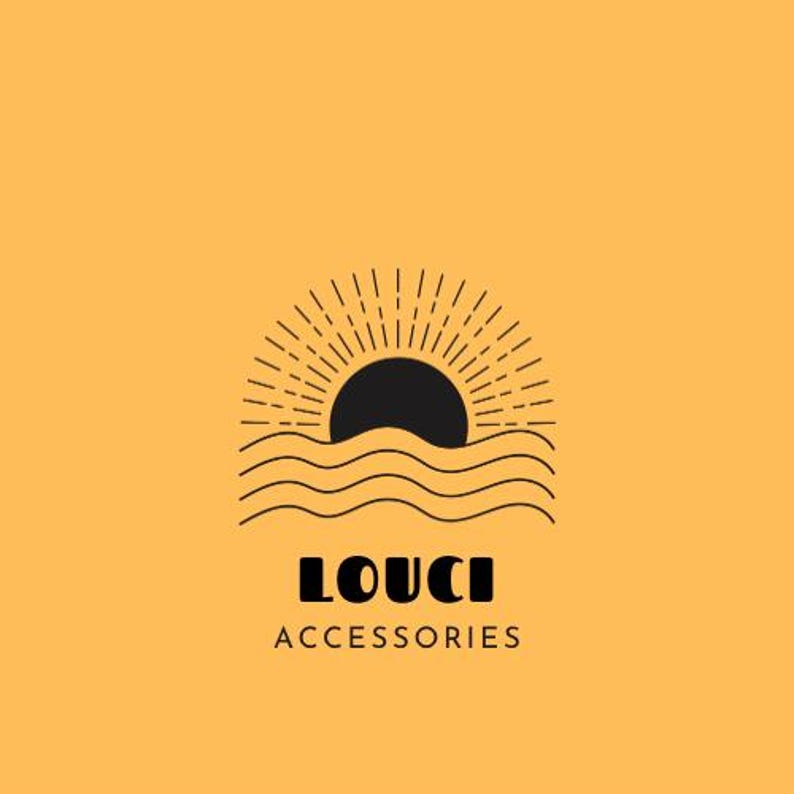 K&ouml;nnte beinhalten: Schwarzwei&szlig;es Logo mit einer stilisierten Sonne, die &uuml;ber wellenf&ouml;rmigen Linien untergeht. Der Text "LOUCI ACCESSORIES" befindet sich unterhalb der Sonne.