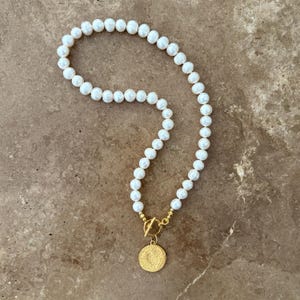 Collana di perle d&#39;acqua dolce con ciondolo a medaglione in oro