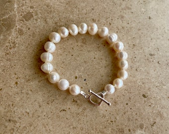 Pearl bracelet with heart toggle clasp