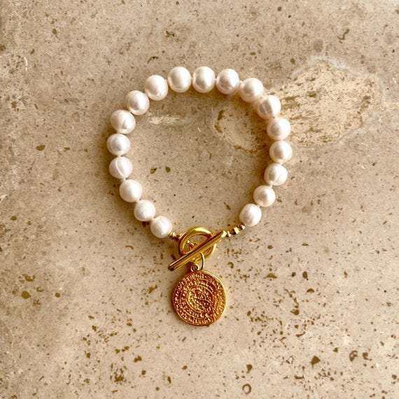 Freshwater pearl bracelet with gold medallion charm