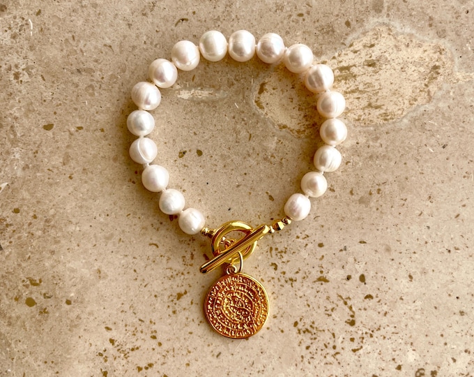 Freshwater pearl bracelet with gold medallion charm