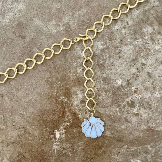 Chain belt with seashell charm