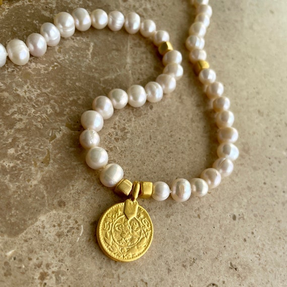 Freshwater pearl necklace with matte gold coin pendant