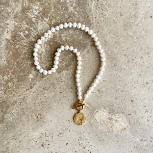 Süßwasser Perlenkette mit Gold Medaillon Charme