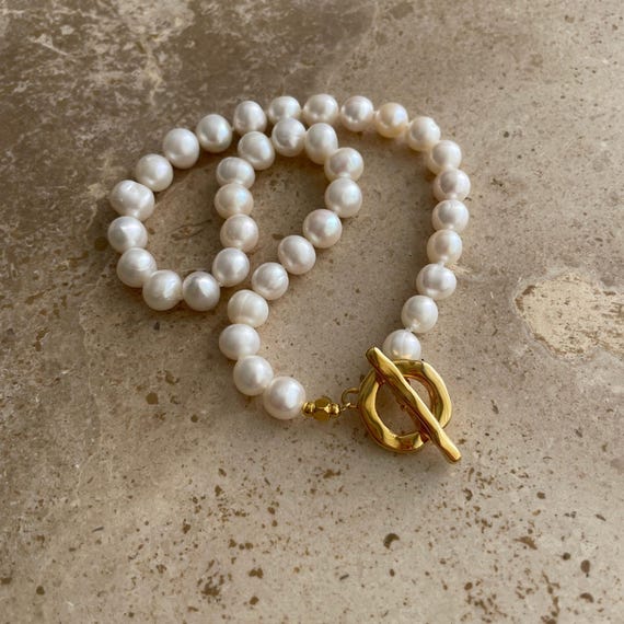 Statement pearl necklace with chunky t-bar clasp