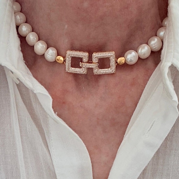 Cultured freshwater pearl choker with cubic zirconia clasp