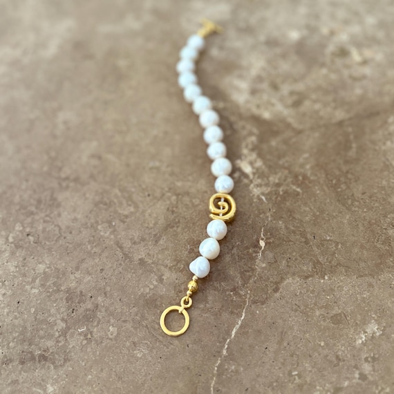 Pearl bracelet with gold Greek coil and T bar clasp