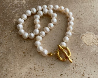 Pearl choker with chunky toggle clasp