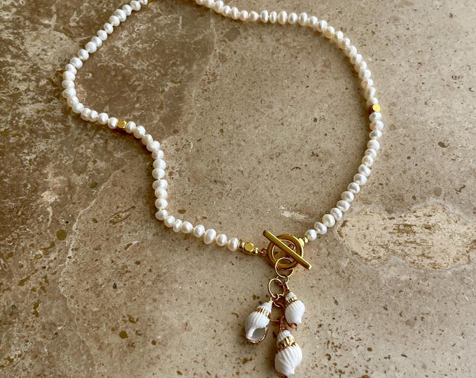 Seashells and pearls charm necklace