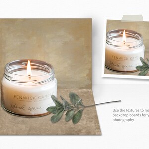 Op de afbeelding: Een witte kaars in een glazen pot met een zwart label waarop "FENWICK CANDLES" en "black spruce" staat. De kaars is aangestoken en er ligt een takje groen naast.