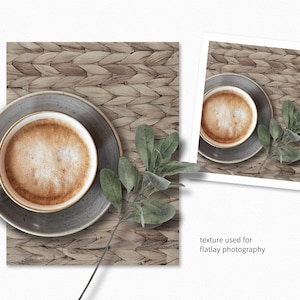 Puede incluir: Una taza de caf&eacute; con espuma de leche en la parte superior, sentada sobre un mantel tejido con una ramita de hojas verdes. La imagen es un plano, un estilo de fotograf&iacute;a popular para comida y estilo de vida.