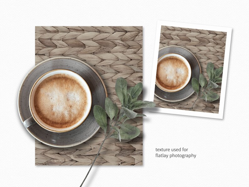 Puede incluir: Una taza de caf&eacute; con espuma de leche en la parte superior, sentada sobre un mantel tejido con una ramita de hojas verdes. La imagen es un plano, un estilo de fotograf&iacute;a popular para comida y estilo de vida.