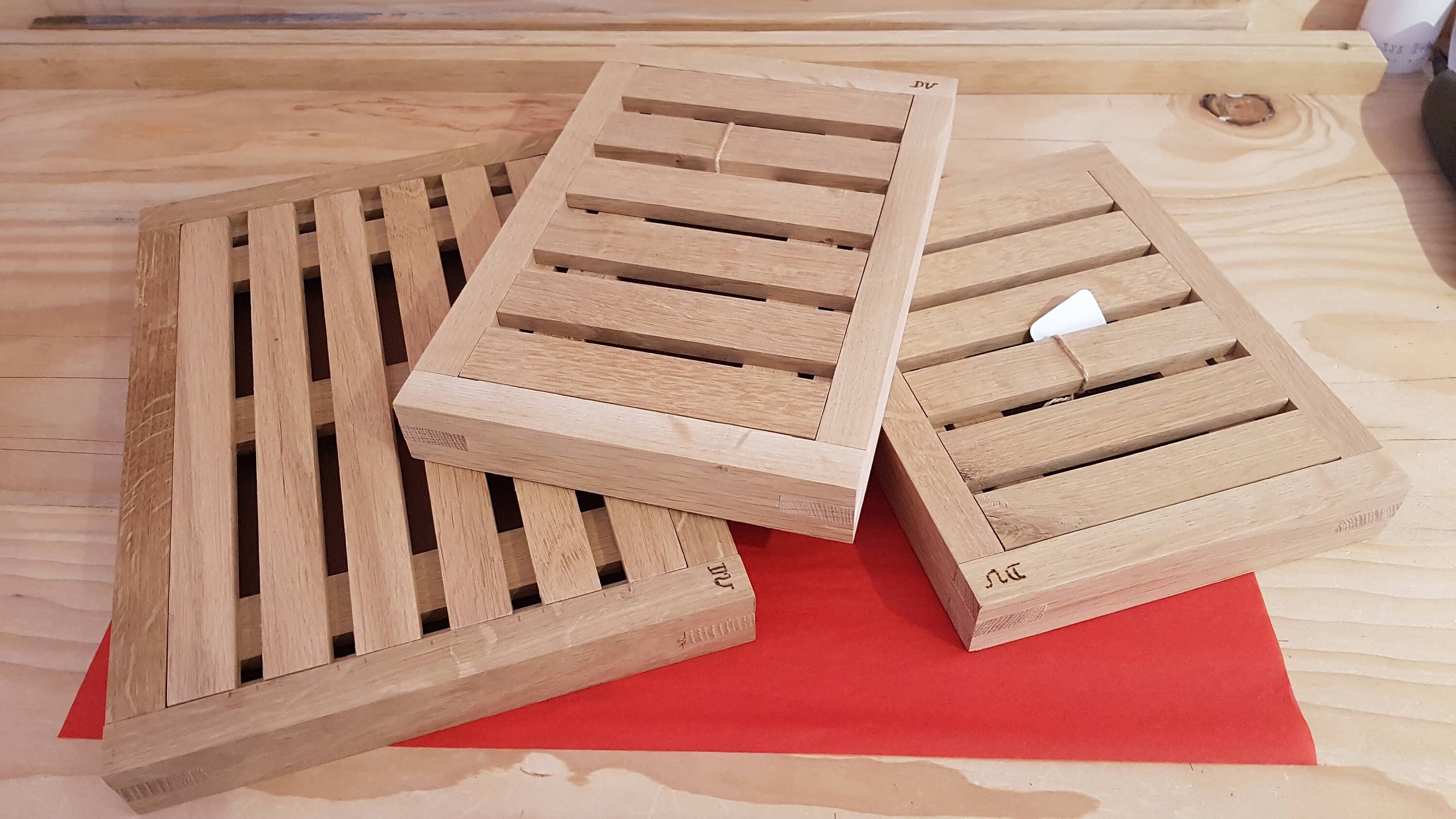 Planche à Pain avec Ramasse Miettes, en Chêne Massif Auvergnat Dimensions 30x20cm Hauteur 35mm.