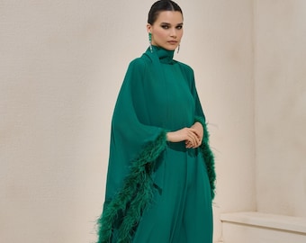 Vestido caftán esmeralda con plumas