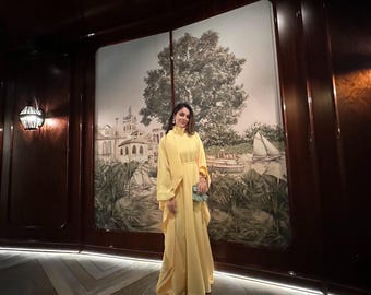 Vestido caftán amarillo de edición limitada hecho a mano con detalles florales