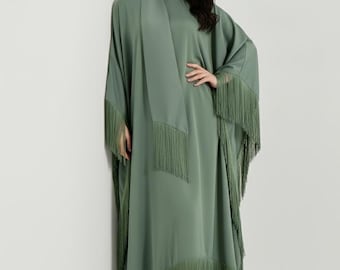 Vestido caftán con flecos en satén mate color menta con detalle de lazo al cuello