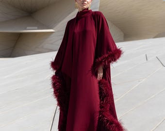 Vestido caftán burdeos con plumas