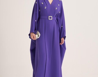 Kaftán morado con escote en V, adornos de cristal hechos a mano y hebilla de cinturón con joyas.