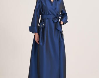 Caftán cruzado de tafetán satinado azul real con detalle de bolsillo adornado con cristales hechos a mano.