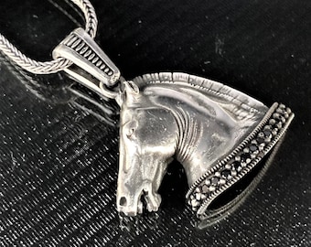 Collar con colgante de caballo de plata de ley hecho a mano: Joyería de animales