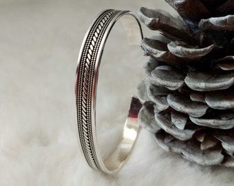 幾何学模様の925スターリングシルバー製シェブロンカフブレスレット