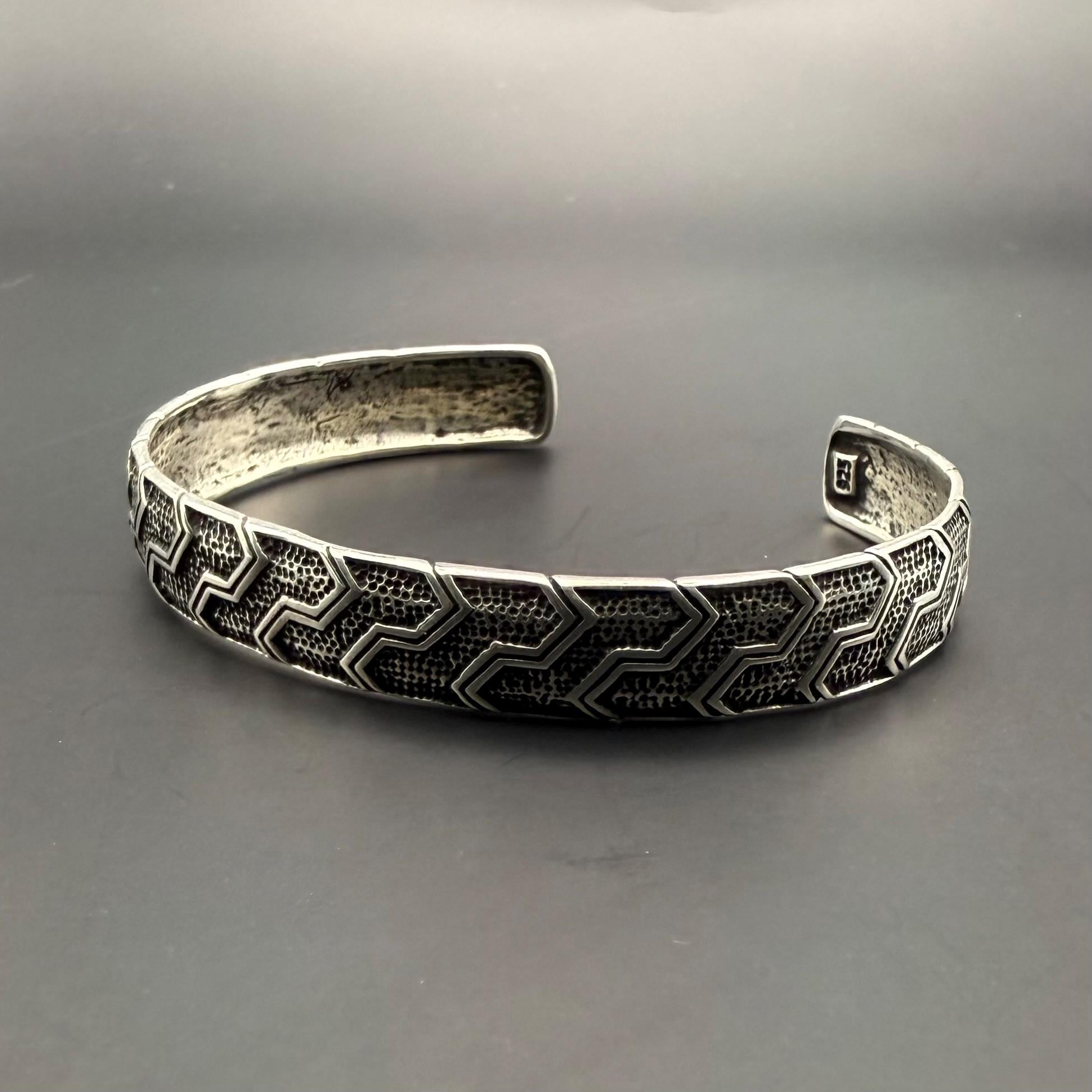 幾何学模様の925スターリングシルバー製シェブロンカフブレスレット