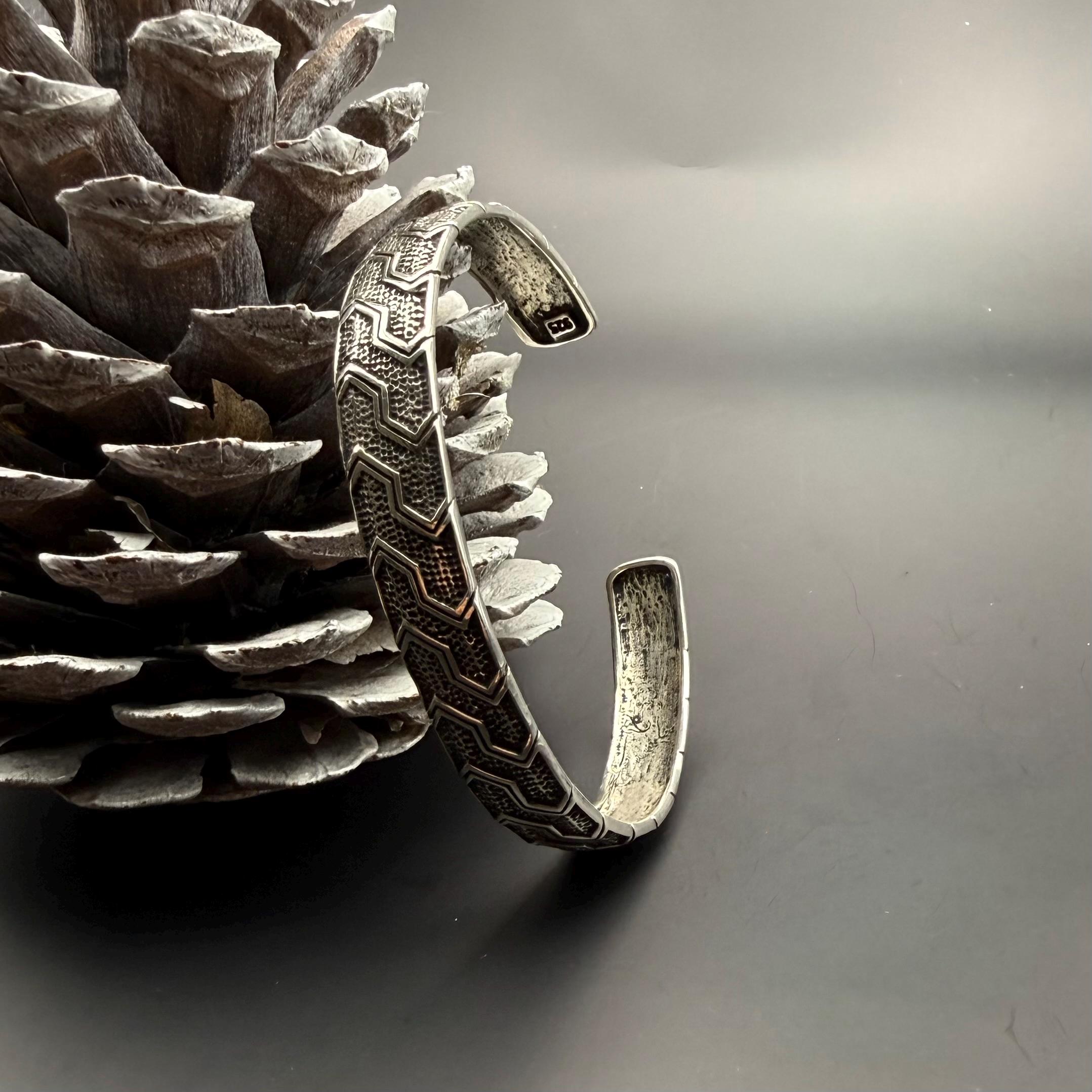 幾何学模様の925スターリングシルバー製シェブロンカフブレスレット