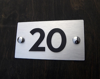Segnaletica per porte di appartamenti. Segnaletica in argento spazzolato per porte, con tappi decorativi, segnaletica moderna per ingressi, numeri civici per appartamenti, per unità condominiali.