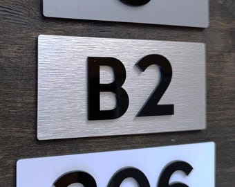 Targhe per porte di hotel. Targhe moderne per porte di hotel. Numeri di unità personalizzati. Numeri adesivi personalizzati. Targa in argento spazzolato.