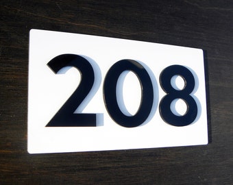 Cartelli per porte d'ingresso. Cartello bianco personalizzato per porte. Cartelli con numeri civici per pensioni. Targhe personalizzate. Targa per hotel personalizzata.