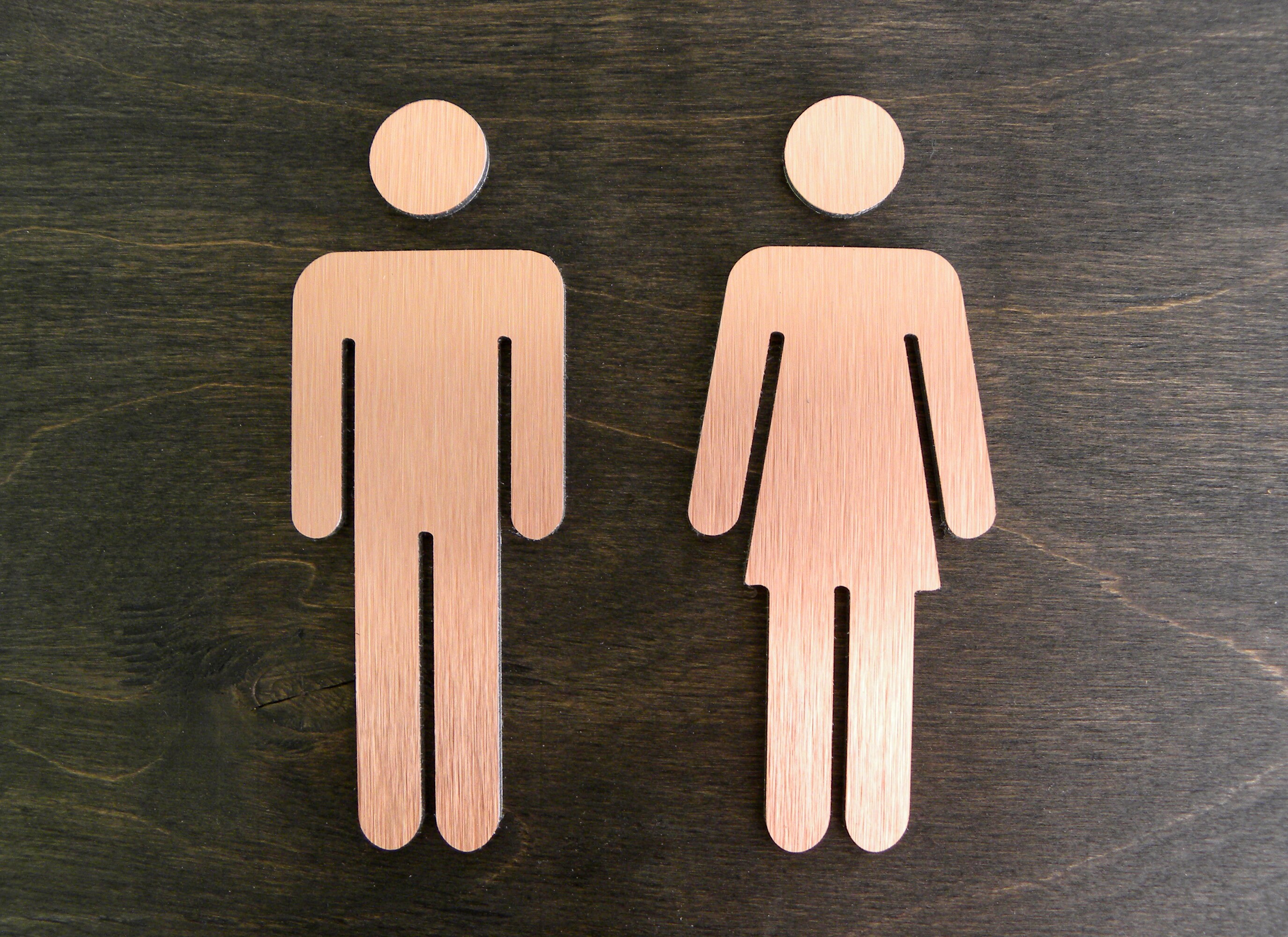 トイレの男性と女性のフィギュアのドアサイン。ステンレス