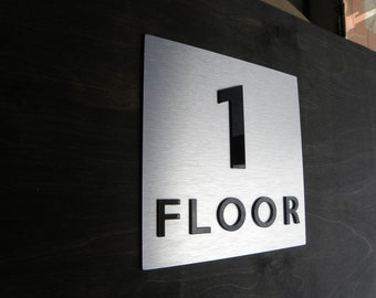 Cartello personalizzato Floors Level in argento inossidabile. Cartelli con numeri civici per piano. Targhe per ingressi di appartamenti. Targhe per appartamenti commerciali. Targa per scale di ingresso.