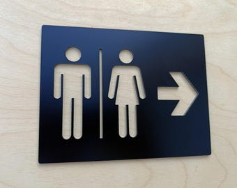 Segnaletica per porte di bagni. Con frecce direzionali. Opzioni: sinistra, destra, su, giù. Grande cartello per bagni. Indicazioni per i servizi igienici.