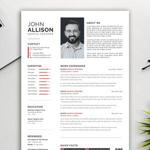 Op de afbeelding: Een zwart-witte cv-sjabloon met een foto van een man in de rechterbovenhoek. De cv bevat secties voor contactgegevens, expertise, werkervaring, opleiding en referenties. De tekst op de cv bevat de naam "John Allison", "Grafisch ontwerper", "Senior grafisch ontwerper" en "Snelle feiten".