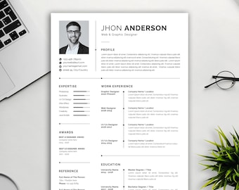 Peut inclure: Modèle de CV en noir et blanc avec une photo d'un homme. Le CV comprend des coordonnées, des compétences, une expérience professionnelle, des récompenses, des références et une formation. Le texte du CV comprend le nom Jhon Anderson, Web & Graphic Designer, et le titre Graphic Designer.