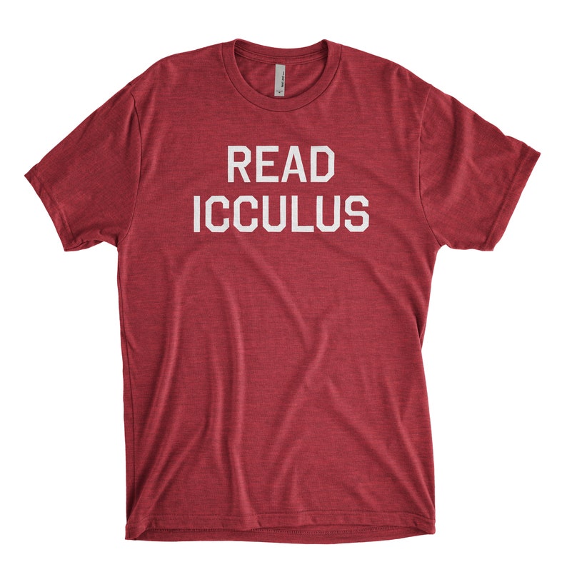 K&ouml;nnte beinhalten: Rotes T-Shirt mit wei&szlig;em Text, der "READ ICCULUS" lautet.