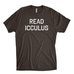K&ouml;nnte beinhalten: Ein dunkelbraunes T-Shirt mit dem Aufdruck "READ ICCULUS" in wei&szlig;.