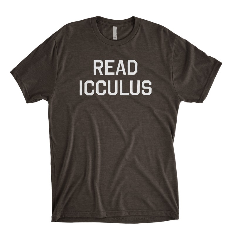 K&ouml;nnte beinhalten: Ein dunkelbraunes T-Shirt mit dem Aufdruck "READ ICCULUS" in wei&szlig;.