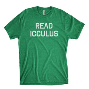K&ouml;nnte beinhalten: Gr&uuml;nes T-Shirt mit wei&szlig;em Text, der "READ ICCULUS" lautet