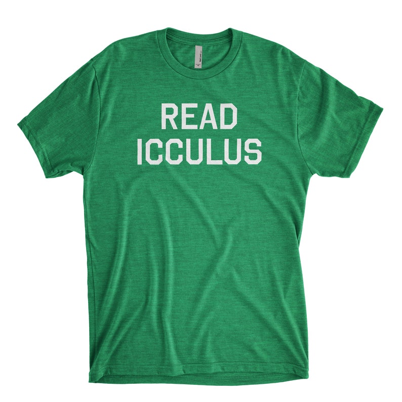 K&ouml;nnte beinhalten: Gr&uuml;nes T-Shirt mit wei&szlig;em Text, der "READ ICCULUS" lautet