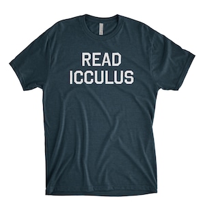 K&ouml;nnte beinhalten: Ein dunkelblaues T-Shirt mit dem Aufdruck "READ ICCULUS" in Wei&szlig;.
