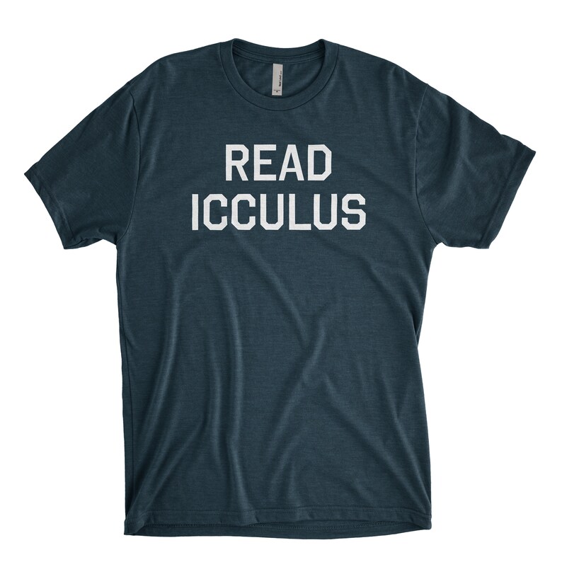 K&ouml;nnte beinhalten: Ein dunkelblaues T-Shirt mit dem Aufdruck "READ ICCULUS" in Wei&szlig;.