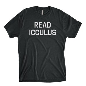 K&ouml;nnte beinhalten: Ein dunkelgraues T-Shirt mit dem Aufdruck "READ ICCULUS" in Wei&szlig;.