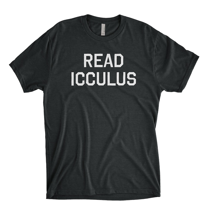 K&ouml;nnte beinhalten: Ein dunkelgraues T-Shirt mit dem Aufdruck "READ ICCULUS" in Wei&szlig;.