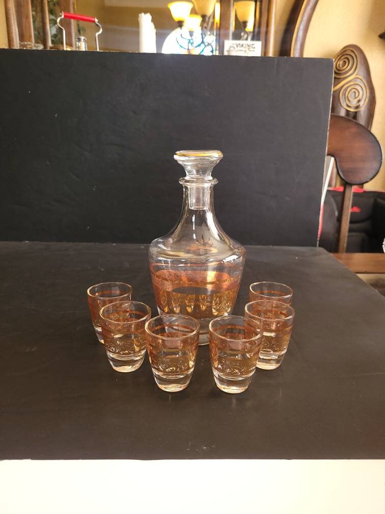 Antique glass Decanter and Shot Glass set munimoro.gob.pe